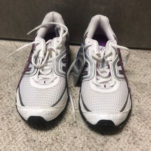 Women’s running tennis shoes. Never worn!!